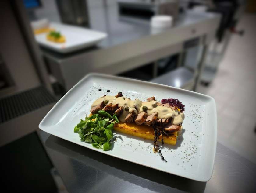 Muschiulet de porc la tigaie cu mamaliguta prajita