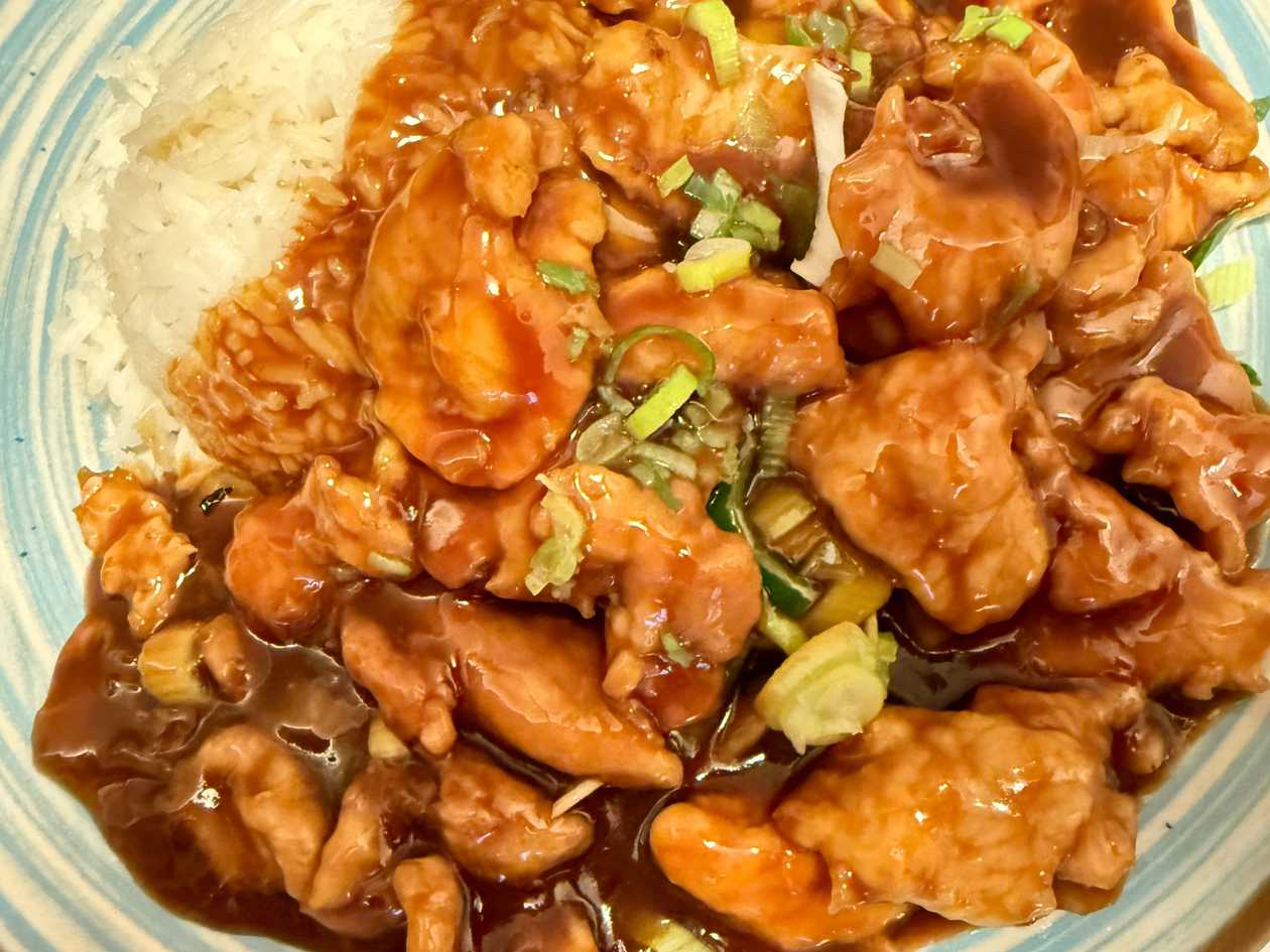 M13. Kuřecí Maso v Pekingské Omáčce s Rýží
