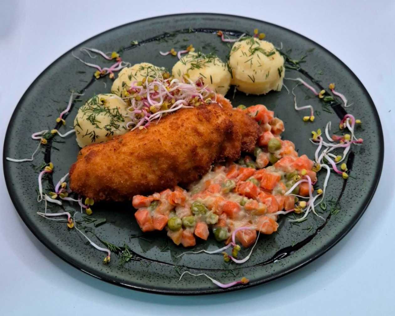 Kotlet de volaille podawany z puree ziemniaczanym i zasmażaną marchewką z groszkiem