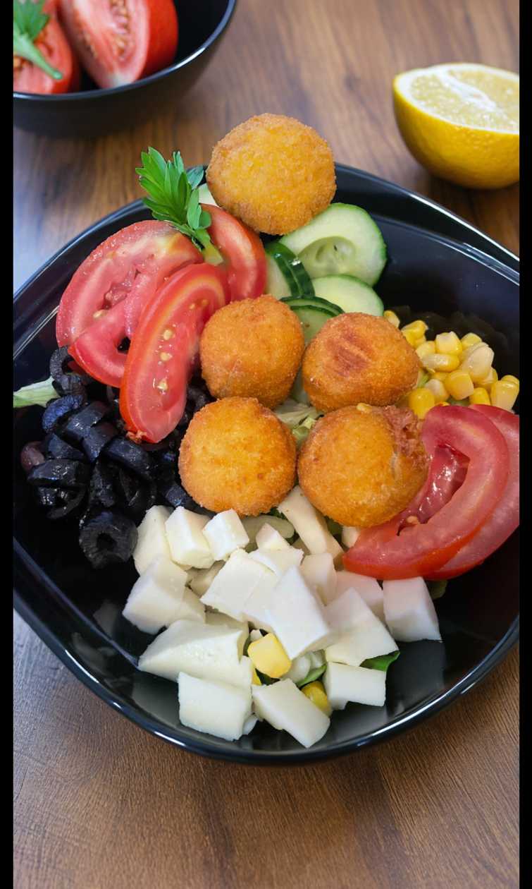 Salata cu cheesy balls 500g
