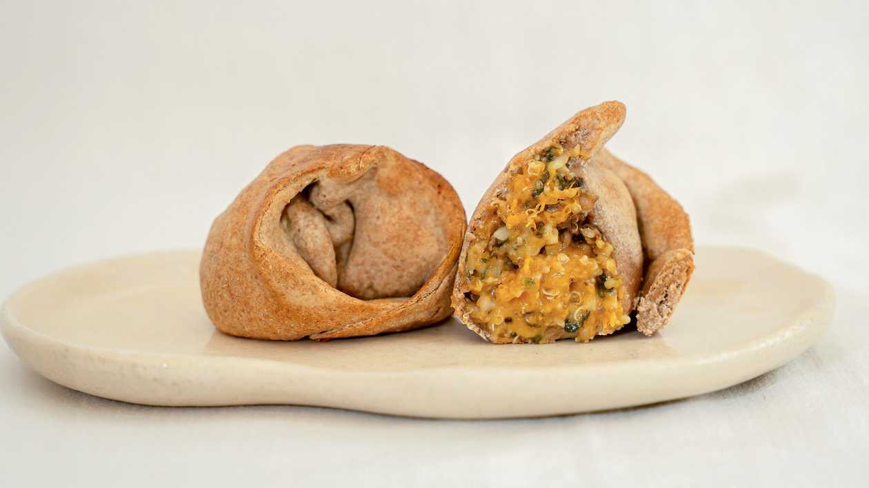Empanada de Quinoa, Portobello e Queijo Vegano