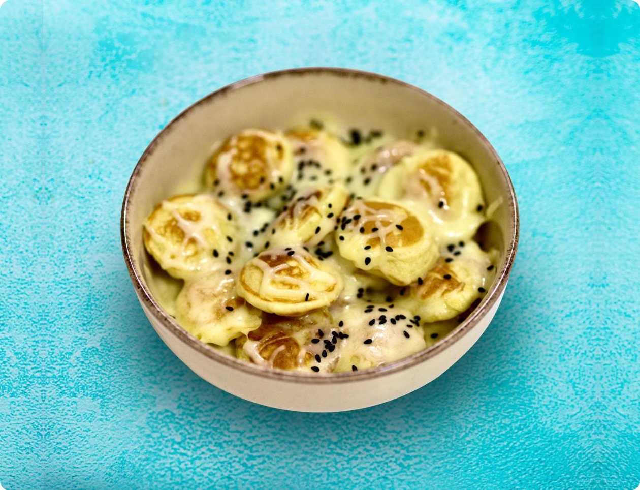 Mini-pannkoogid (15 tk) riivjuustu ja valge kastmega