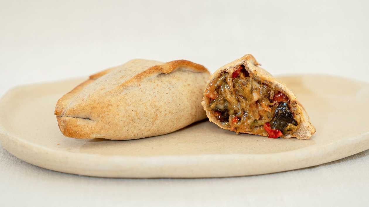 Empanada de Legumes Assados e Queijo Vegano
