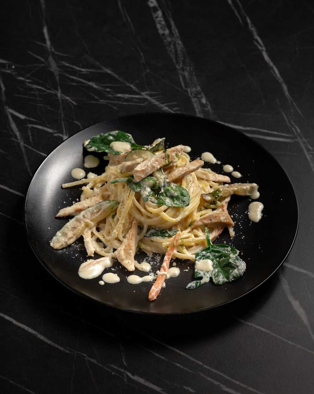 Linguine with chicken, parmesan and garlic sauce