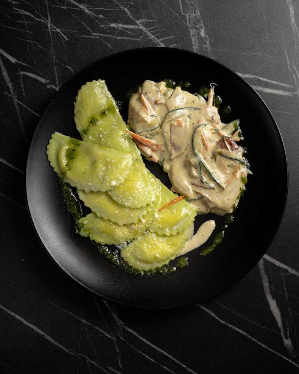 Ravioli with spinach, goat cheese and white sauce, parmesan and bacon