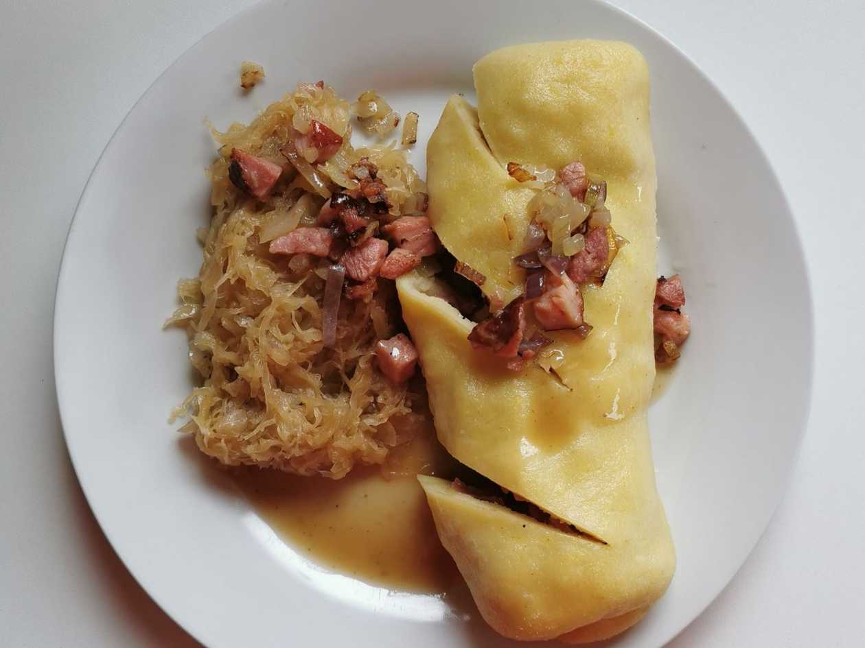 M9-Plněný bramborový knedlík, zelí