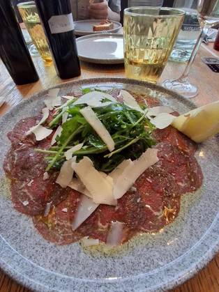 Carpaccio z hovězí svíčkové s bazalkovým pestem, rukolou a hoblinami parmezánu