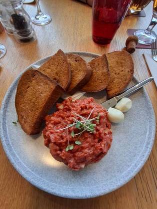 Tatarský biftek se 4 topinkami a česnekem