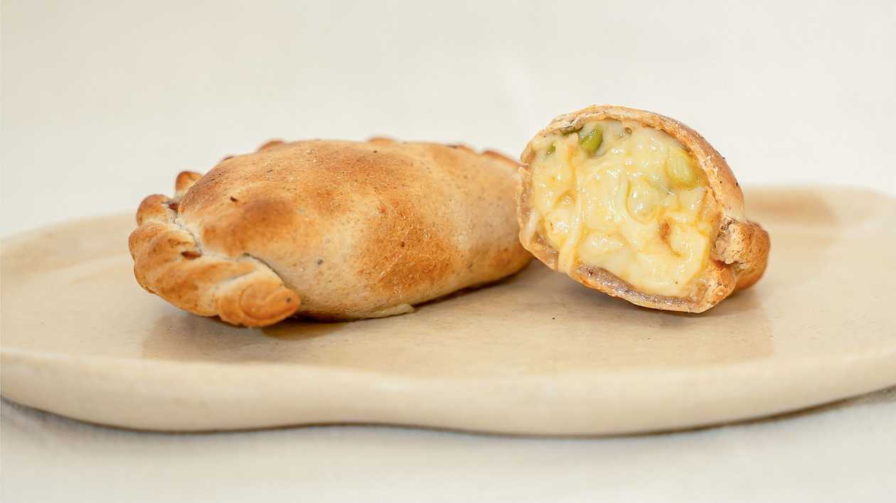 Empanada de Cebola e Queijo Mozzarella