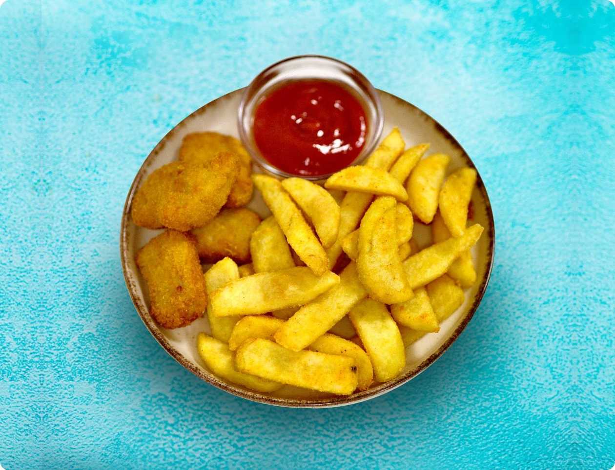 Friikartulid kana­nagitsatega (4 tk) ja ketšupiga