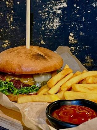 Katsu(kana) burger friikartulitega