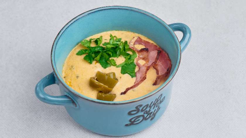 Rozgrzewająca zupa serowa z jalapeno, chipsem z boczku i kolendrą