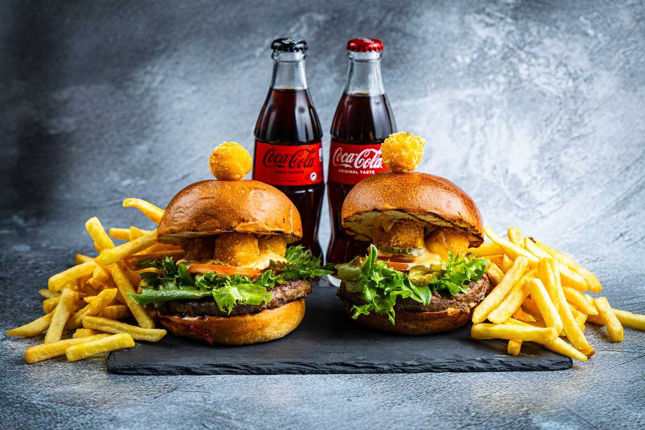 2x Juustuburger + 2 x friikartulid + 2x karastusjook