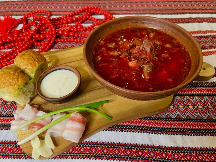 Borsh with salo and pampushky