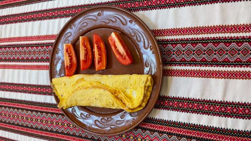 Omelette with cheese and tomatoes