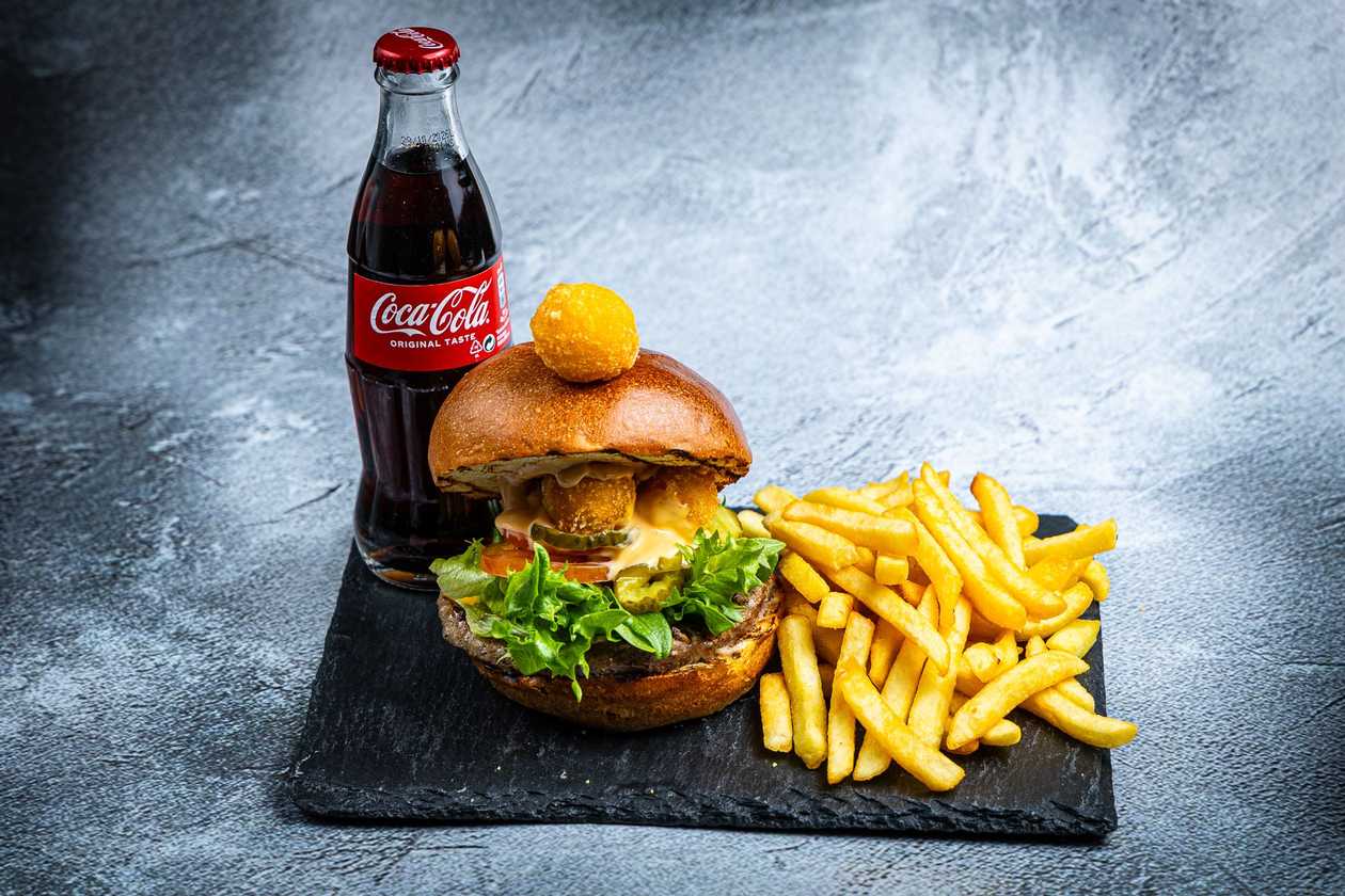 Juustu burger + friikartulid + karastusjook