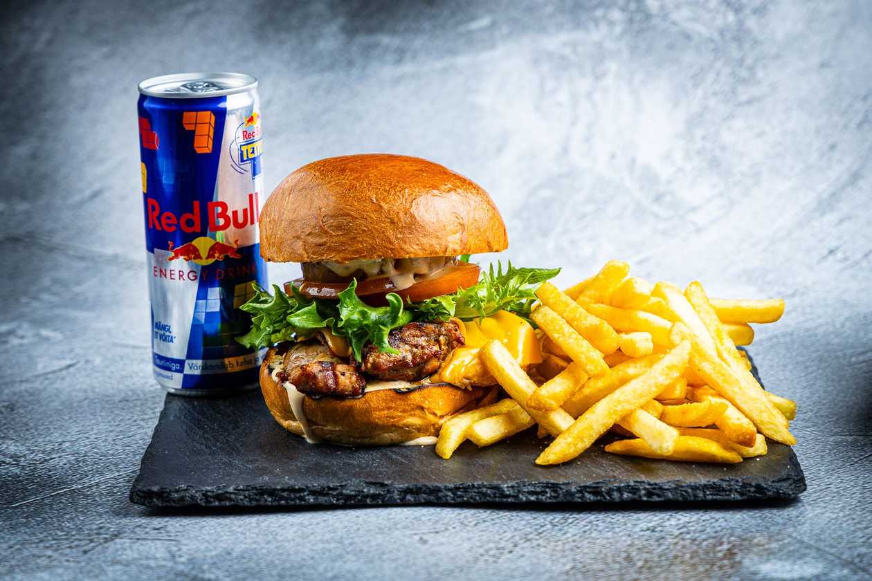 Kanaburger + friikartulid + Red Bull
