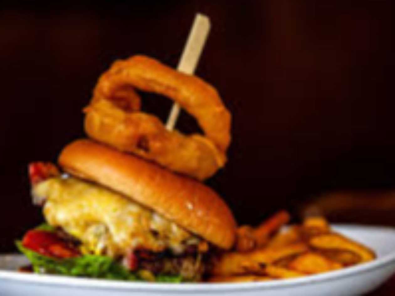 BBQ Burger, hranolky