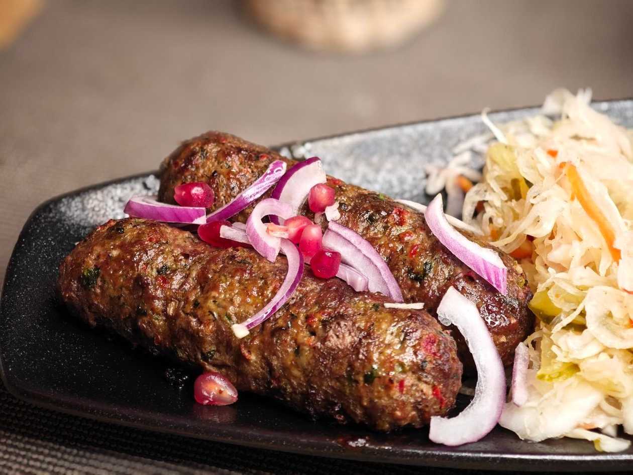 Lula kebab - Grilované mleté mäso s nakladanou zeleninou