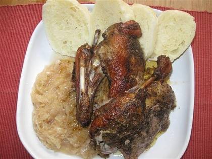 Pečená čtvrtka kachny s houskovým knedlíkem a sladkokyselým zelím