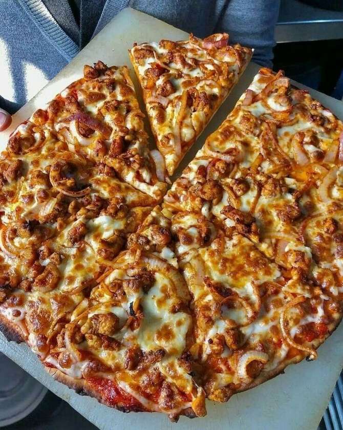 All seasoned pizza ( chicken , sausages , vegetables and mayonnaise )