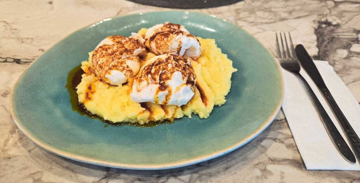 Яйца роял върху пухкаво картофено пюре