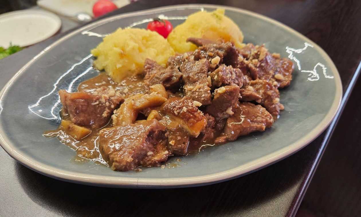 Бавно готвено телешко с манатарки и орехи