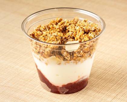 Iogurte com Compota de Framboesa e Granola