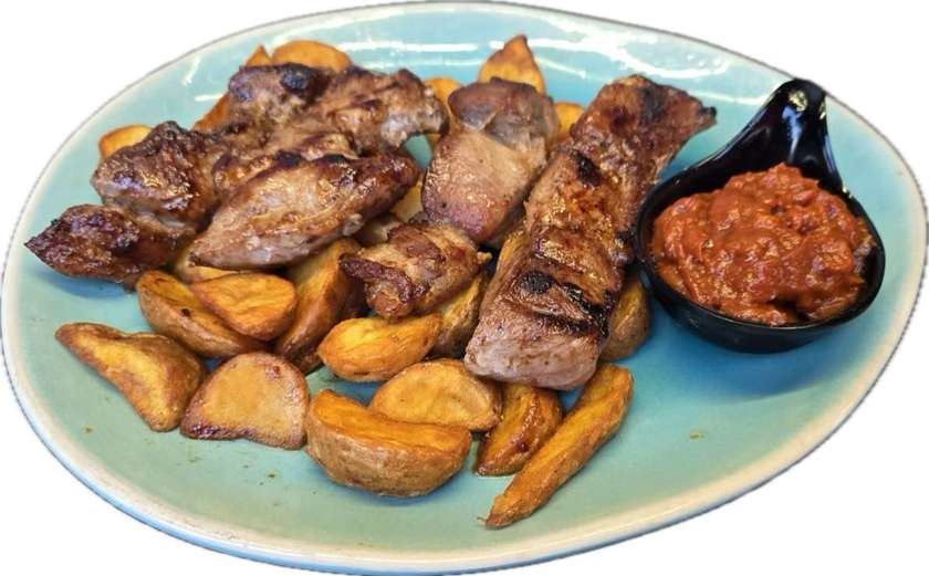 Свинско шарено месце от врат с картофи уеджис и лютеница