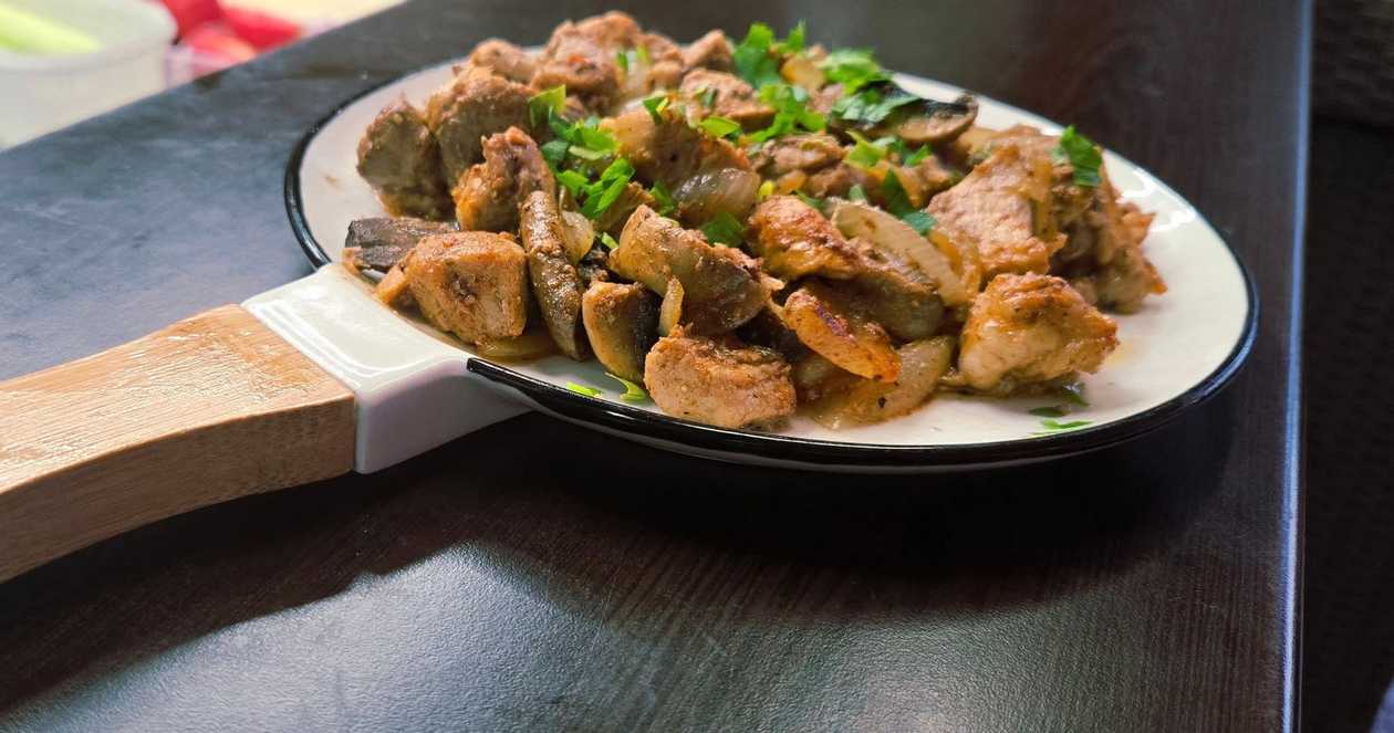 Дърпано свинско с лук и гъби