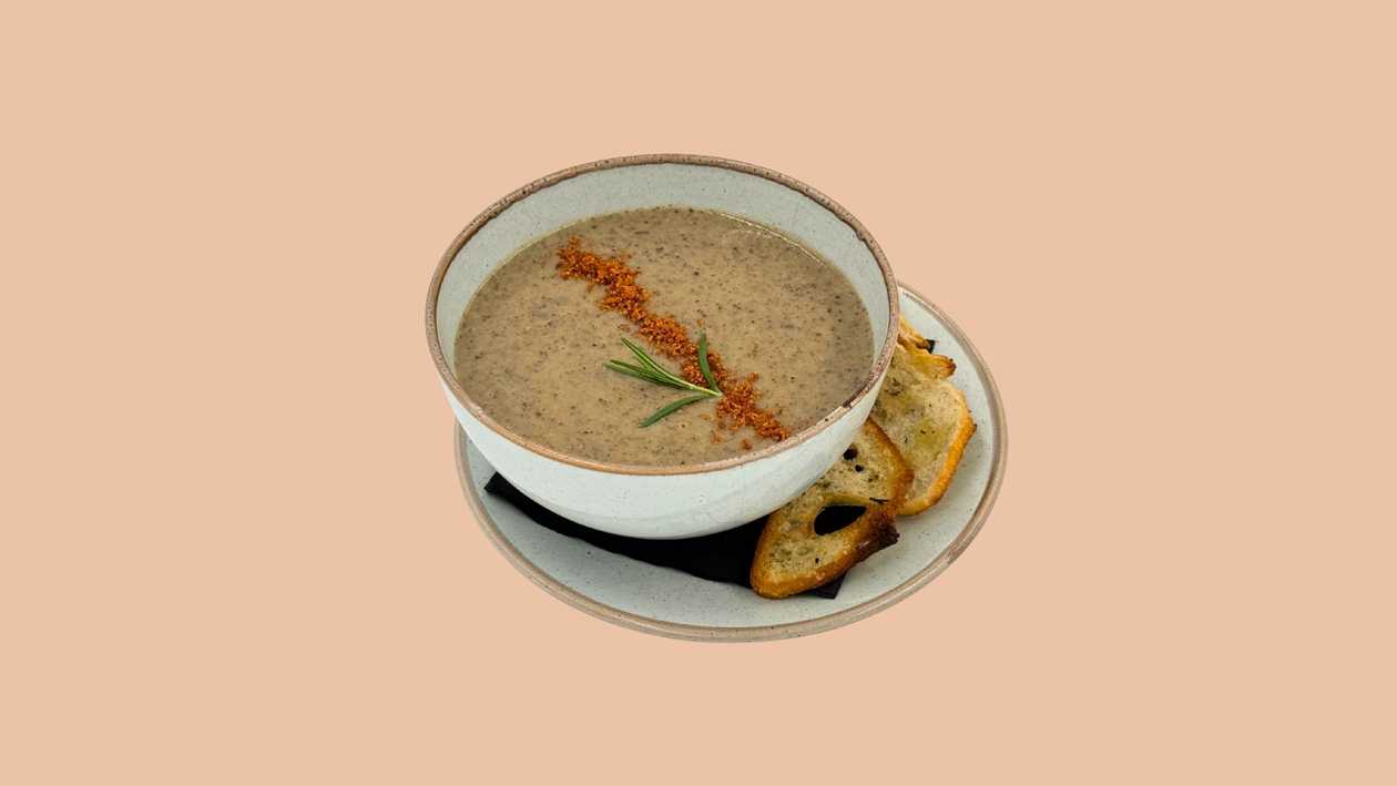 Krem Portobello podany z grzankami czosnkowymi oraz pudrem z bekonu