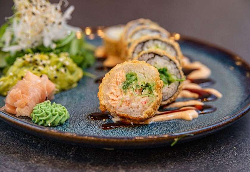 46. Salmon and snow crab 10 pcs