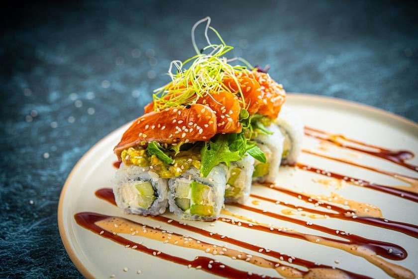 6. Salmon tataki sushi