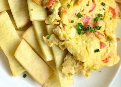 Yam chips with fried eggs