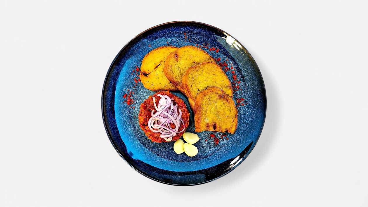 100g Hovädzí tatarák, hrianky/topinky