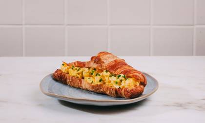 Croissant francês com ovo mexido