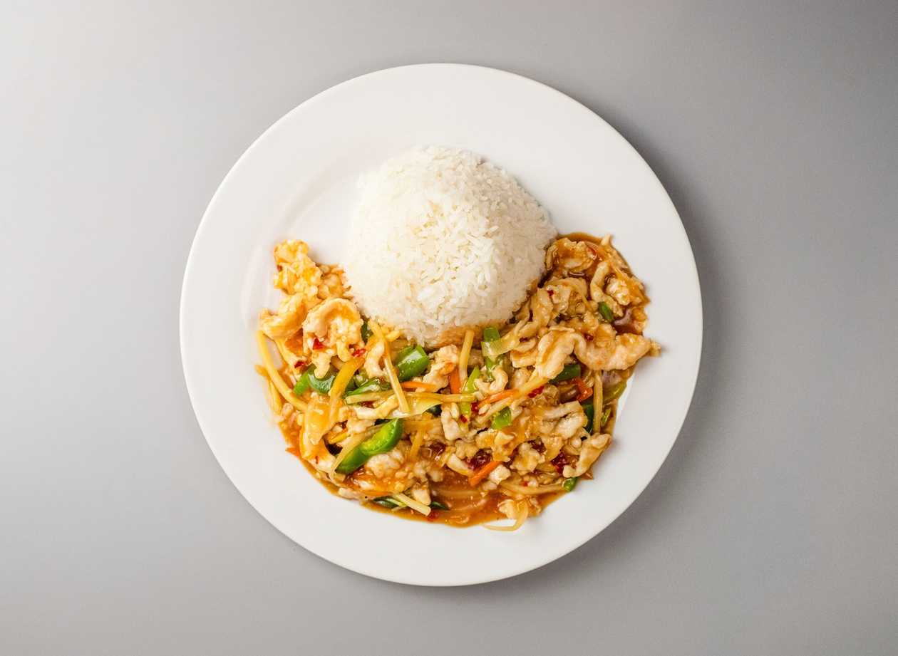 A20. Chicken noodles in spicy sauce with rice