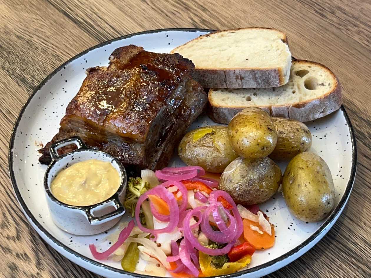 Pomaly pečené bravčové rebro