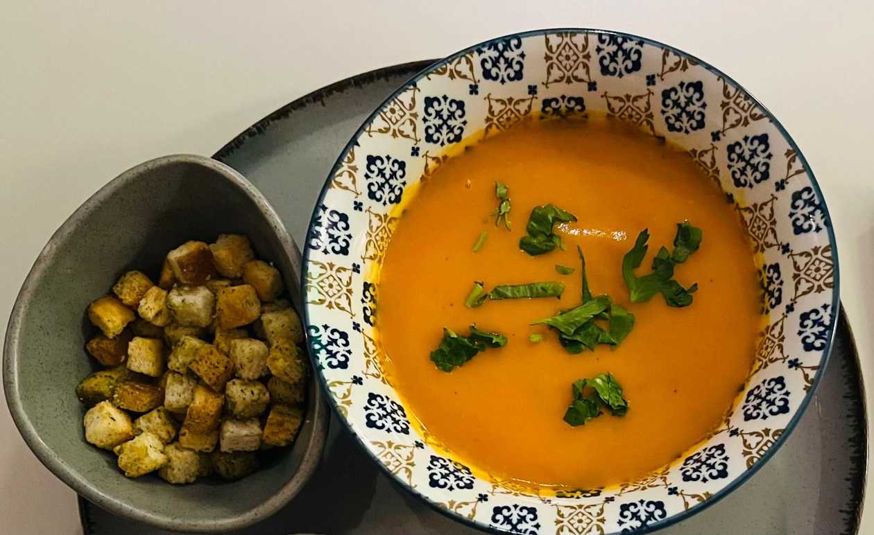 Vegetables soup with croutons