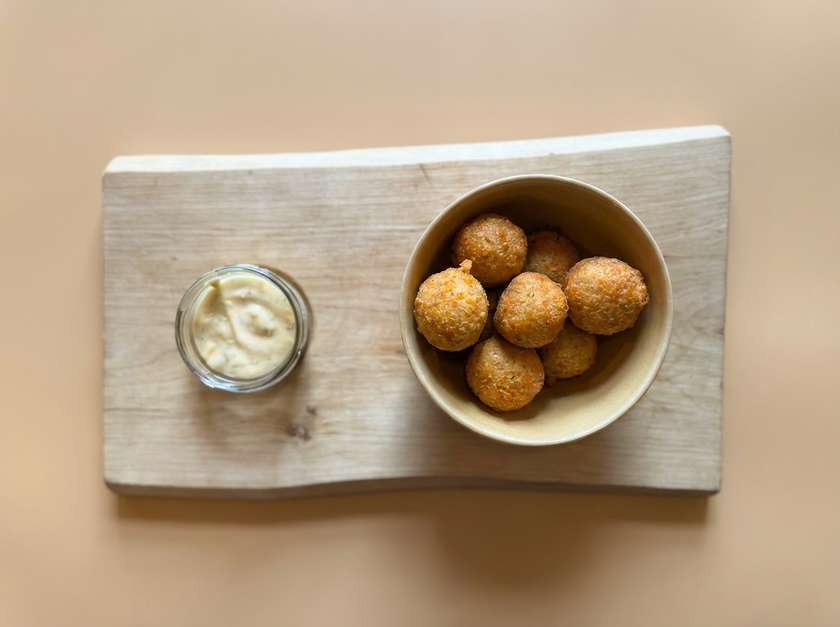 Cheesebals with dill dip