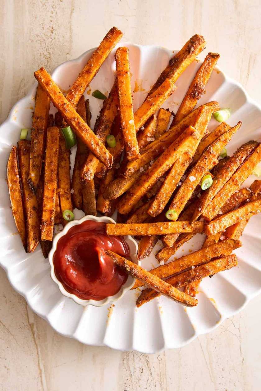 Saldie kartupeļi ar mērci