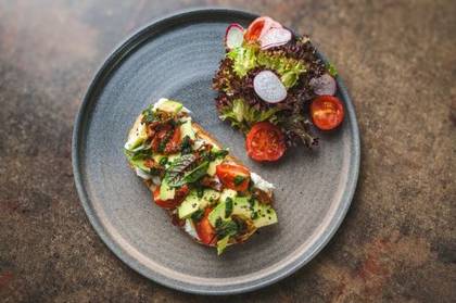 Burrata Sandwich cu avocado, rosii uscate, pesto si sare neagra