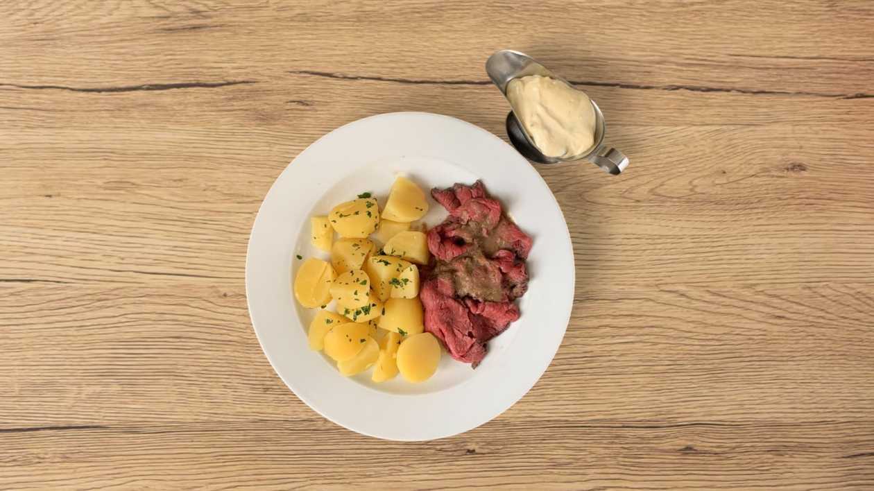 Roastbeef s tatarskou omáčkou, brambory vařené, m. m.