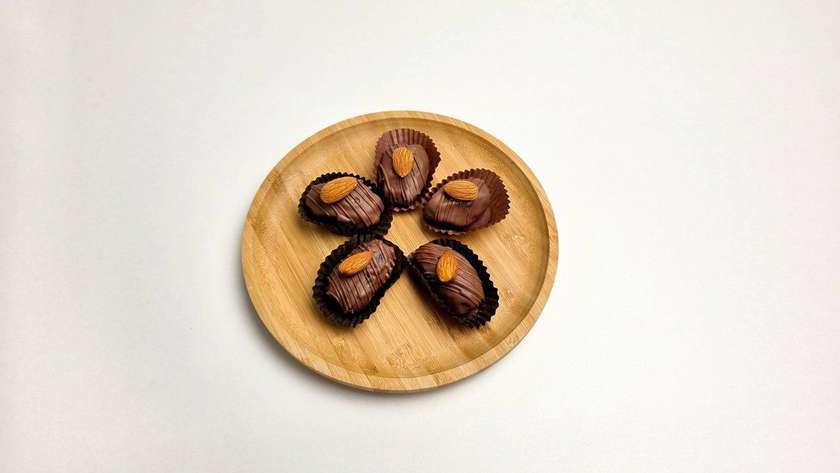 Date Chocolate with Almonds (5 Pieces)