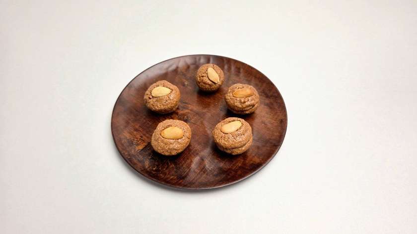 Bitter Almond Macarons, 5 Pieces