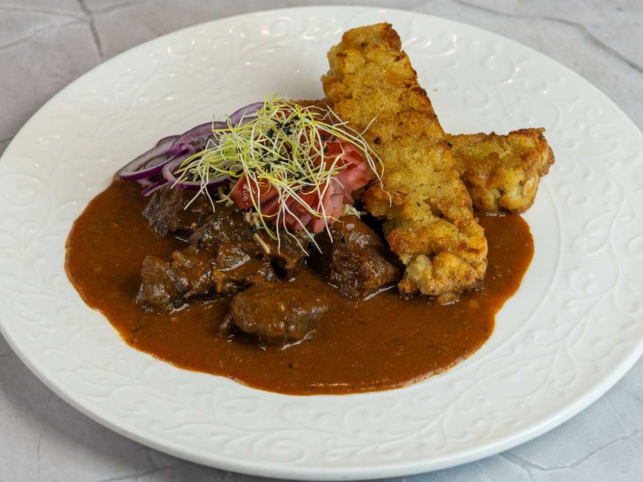 Herčíkův guláš s houskovým knedlíkem