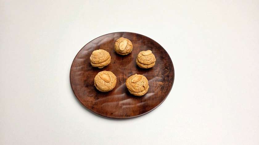 Bitter Almond Macarons (5 Pieces)