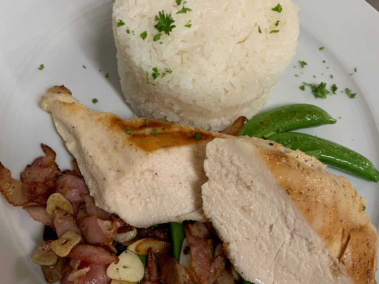 180g Kurací steak sous-vide, restované struky na cesnaku a slanine, jazminova ryza