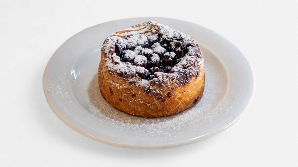 Bun with Vanilla cream and Blueberry