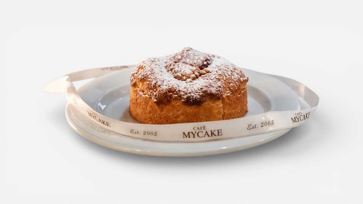 Pistachio cream & raspberries